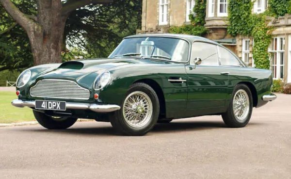 Високата скорост и високият клас изглежда вървят ръка за ръка, а Aston Martin DB4 GT е олицетворение и на двете. С върховна класа и лукс, той е безспорният владетел на магистралите и дори днес този модел събира вниманието на търговете. Поради огромната популярност, огромната цена, страхотния външен вид и рядкостта на DB4 GT, са конструирани много реплики на автомобили и дори тези реплики се продават изключително добре.

Самият DB4 GT е специална, олекотена версия на DB4. Той включва затворени фарове и по-тънка алуминиева обвивка, а в някои случаи дори премахнати задни седалки. Ако искате максимална скорост, трябва да пожертвате нещо.
